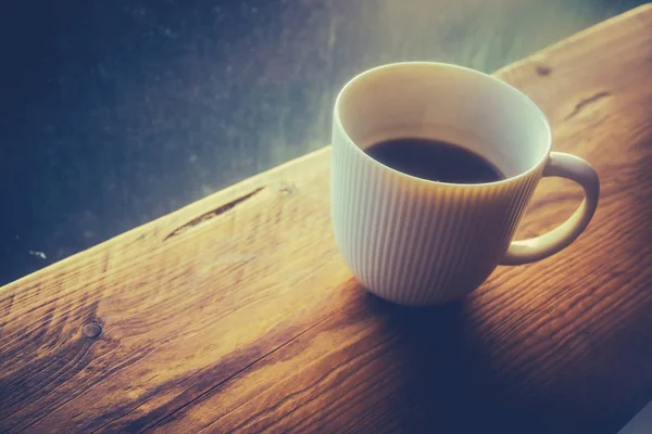 Retro Szűrt Csésze Forró Fekete Kávét Egy Csípő Cafe — Stock Fotó