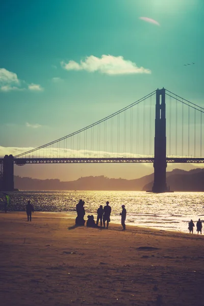 Siluetu Skupina Přátel Pláži Pod Most Golden Gate San Francisco — Stock fotografie