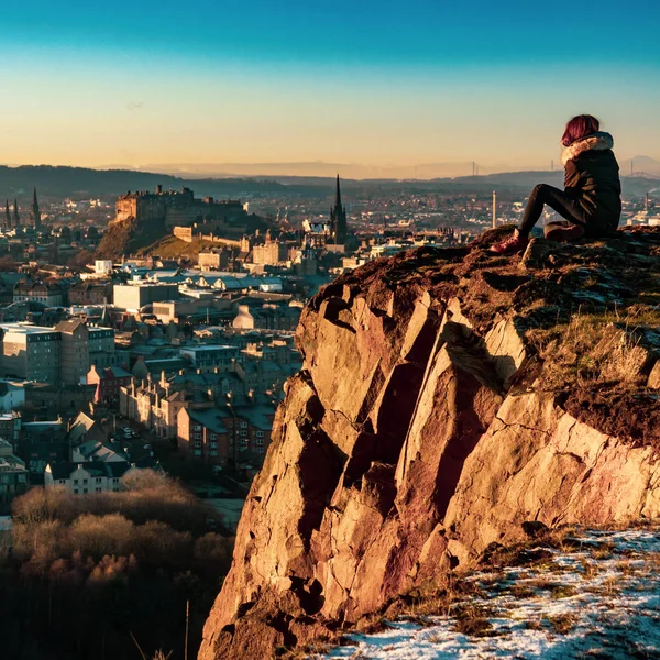 Flicka Med Utsikt Över Den Vackra Edinburgh Skyline Och Slottet — Stockfoto