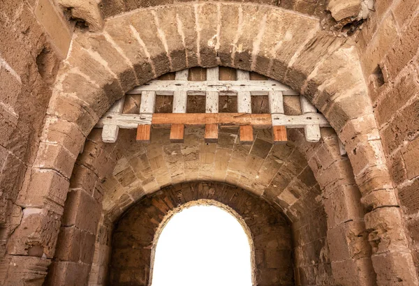 Isolated Ancient Medieval Fortress Archway Wooden Portcullis — Stock Photo, Image