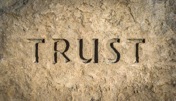 Conceptuele Afbeelding Van Word Trust Gebeiteld Steen Rock — Stockfoto