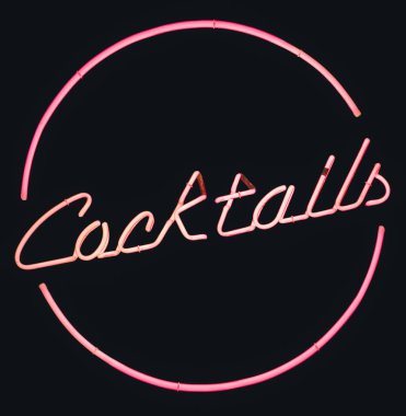 Retro pembe Neon kokteyller işareti siyah bir arka plan ile izole