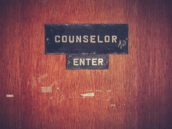 公立学校や大学でレトロな汚れたカウンセラーのオフィスのドア — ストック写真