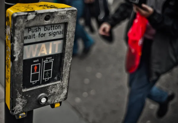 Grungy Urban City Scene People Crossing Street Copy Space — Stock Photo, Image