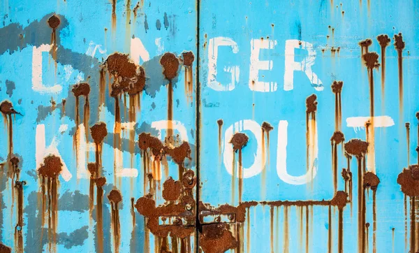 Perigo Enferrujado Grungy Mantém Fora Sinal Pintado Sobre Algumas Portas — Fotografia de Stock
