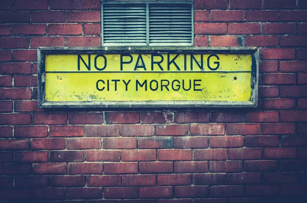 美国城市停尸房外没有停车标志 — 图库照片