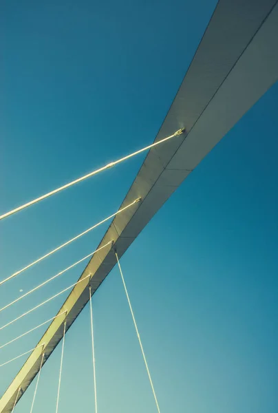 Detalle Arquitectónico Abstracto Lapso Una Novia Suspensión Con Cielo Azul —  Fotos de Stock