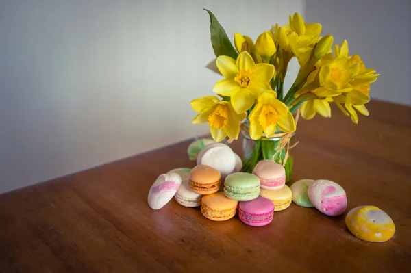 Macarons And Flowers — Stock Photo, Image