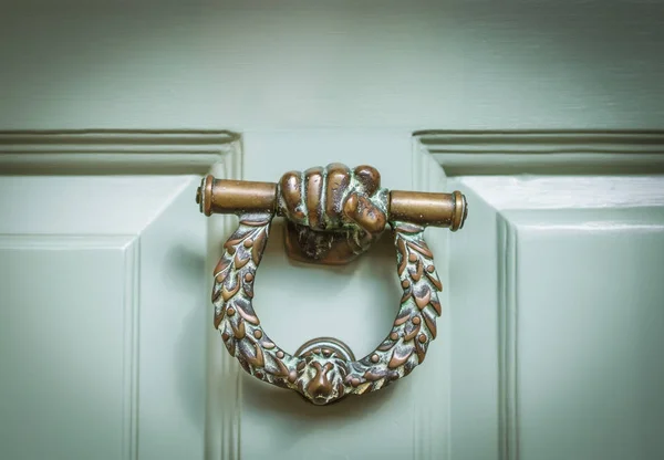 Англійська прикрашених дверний молоток — стокове фото