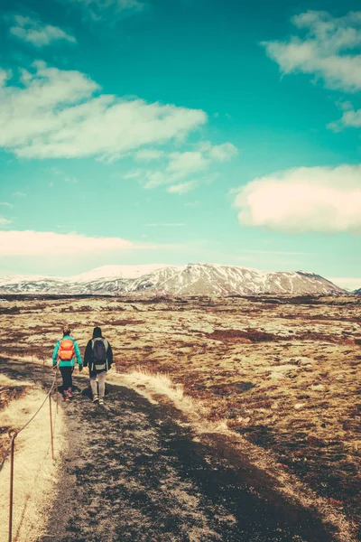 Twee vrouwen wandelen in IJsland — Stockfoto