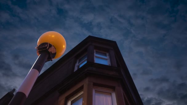 Ein Belisha Leuchtfeuer Vor Einer Wohnung Einem Wohngebiet Einer Britischen — Stockvideo