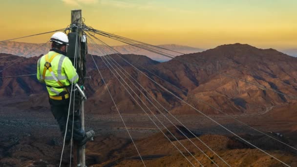 Lineman Lineworker Engineer Een Afgelegen Woestijnlandschap Bevestiging Van Een Telefoonlijn — Stockvideo