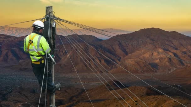 Lineman Lineworker Engineer Paesaggio Desertico Remoto Che Fissa Una Linea — Video Stock