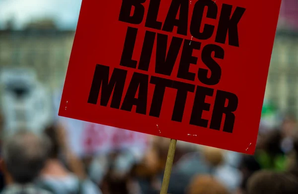 忙しい通りで黒の生活物質サインやプラカード3月人種間の不公平を抗議 — ストック写真