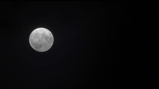 Boucle Nuages couvrant la Lune avec de l'espace de copie