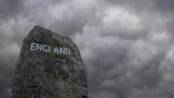 Sinal Pedra Fronteira Inglesa Com Escócia Com Céu Ameaçador — Vídeo de Stock