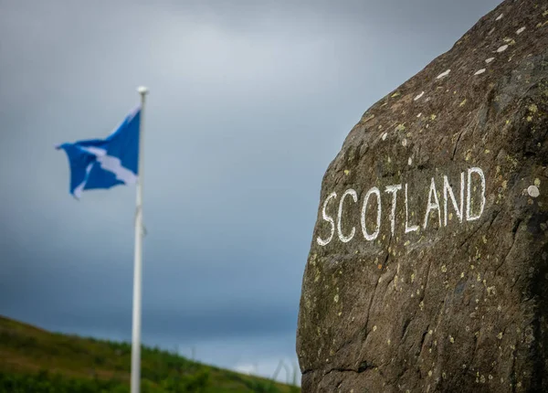 Sten Tecken Vid Den Skotska Gränsen Med Skottland Flagga Fjärran — Stockfoto