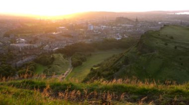 Edinburgh, İskoçya 'daki Arthur' un koltuğundan güzel bir gün batımında