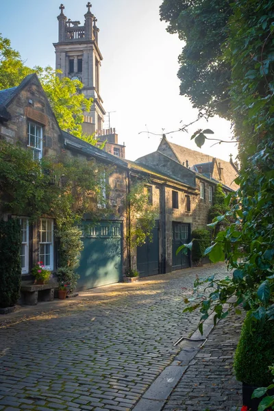 苏格兰爱丁堡古色古香的圆形小巷 一个温暖的夏日 — 图库照片