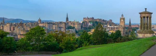 Panorama Över Den Vackra Gamla Staden Edinburgh Inklusive Slottet Som — Stockfoto