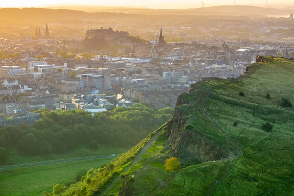 Castelo Edimburgo Suave Brilho Alaranjado Uma Noite Verão Com Crags — Fotografia de Stock