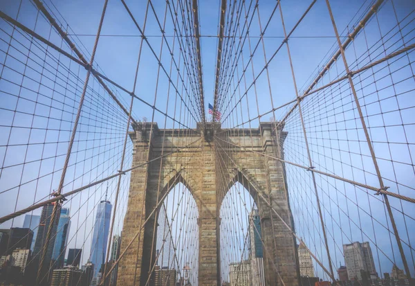 Бруклинский Мост Против Манхэттенского Горизонта — стоковое фото