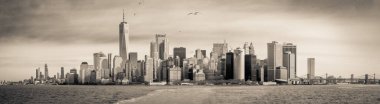 Sepia, Manhattan, New York 'un Staten Island' dan alınmış gökdelenleri.