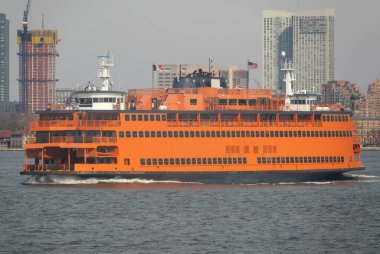 Staten Island ile Manhattan arasında giden turuncu bir feribot.