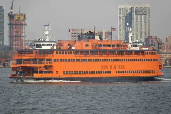 Staten Island ile Manhattan arasında giden turuncu bir feribot.