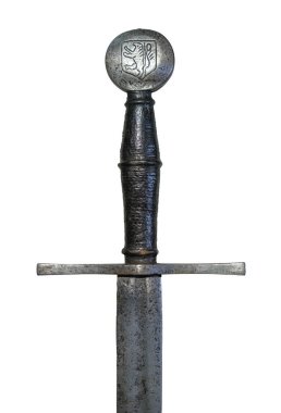 Ortaçağ kılıç kabzası haç muhafızı ve beyaz arka planda izole edilmiş yuvarlak cebinde aslan amblemi.