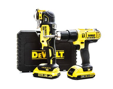 Swindon, İngiltere - 31 Temmuz 2018: Dewalt Akülü elektrikli el aletleri beyaz bir arka plan üzerinde 