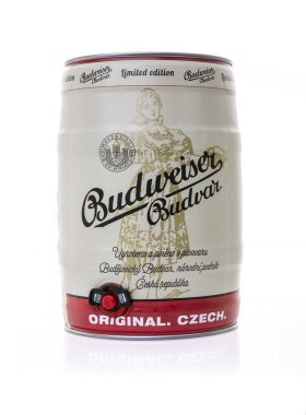 Swindon, İngiltere - 9 Eylül 2018: Budweiser Budvar fıçı bira beyaz bir arka plan üzerinde