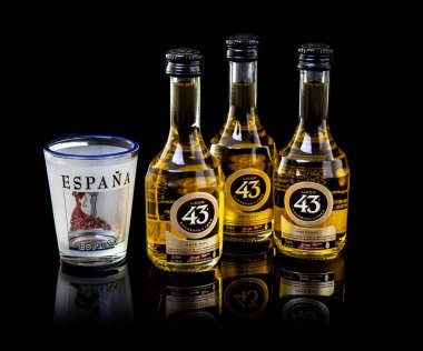 Swindon, İngiltere - 22 Eylül 2018: Licor 43 üç şişe bardak İspanya'dan geri bir artalan üzerinde ile