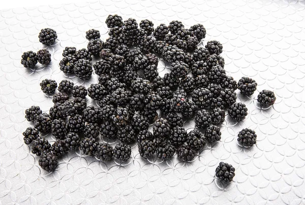 Fresh Hand Picked Blackberries Silver Pattened Tray — Stock Photo, Image