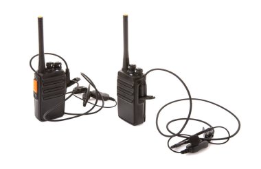 Walkie Talkie 2 yollu çifti kulaklıklarda beyaz bir arka plan ile telsiz (taşınır)