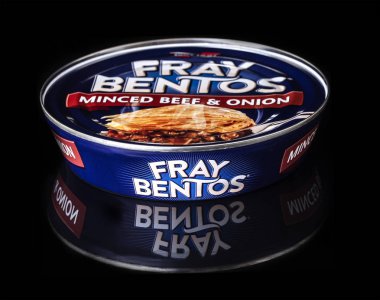 Swindon, İngiltere - 21 Ekim 2018: Fray Bentos dana kıyma ve soğan pasta siyah bir zemin üzerine