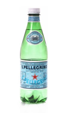 Swindon, İngiltere - Ekim 28, 2018: 500 ml şişe San Pellegrino maden suyu beyaz arka plan üzerinde