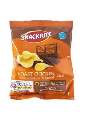 Swindon, İngiltere - 27 Ekim 2018: Paket, Snackrite Kızartma tavuk lezzet patates cips beyaz bir arka plan üzerinde