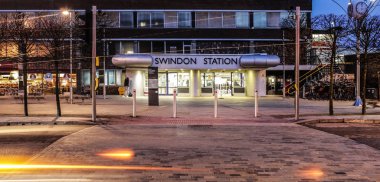 Swindon, İngiltere - 27 Aralık 2018: Swindon Tren İstasyonu ışık yollar ile gece Wiltshire'deki/daki oteller