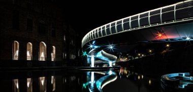 Finzels ulaşmak, Bristol şehir merkezinde gece köprüde Castle