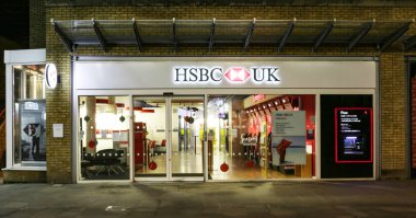 Swindon, İngiltere - 1 Ocak 2019: Hsbc bank açık gece Swindon Town merkezinde