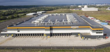 Avonmouth Uk - 13 Temmuz 2019: Amazon depo ve dağıtım merkezi binası online alışveriş perakende internet & teknoloji iş geliştirme işlemlerini ele aldı