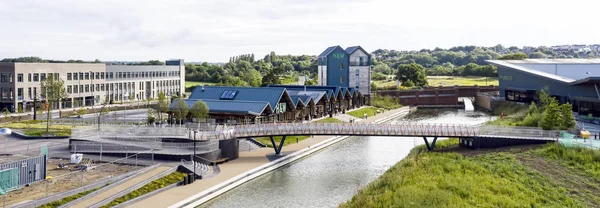 SWINDON UK - 21 JUILLET 2019 : Vue aérienne du nouveau pont à pied près de H & W la nouvelle école Deanery et Waitrose à Wichelstowe en Swindon . — Photo