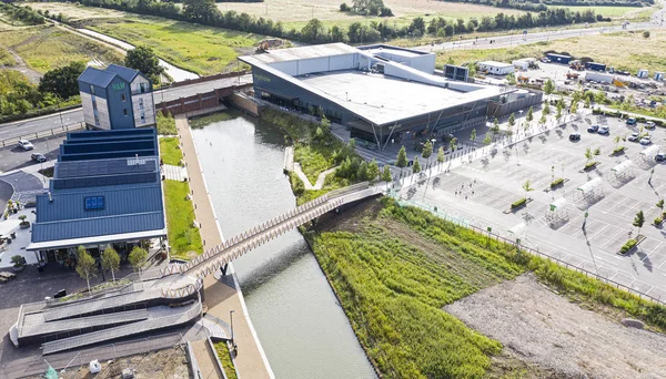 SWINDON UK - 21 JUILLET 2019 : Vue aérienne du nouveau pont à pied près de H & W la nouvelle école Deanery et Waitrose à Wichelstowe en Swindon . — Photo