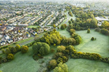 Swindon Uk - 26 Ekim 2019: Swindon, Wiltshire 'daki Moredon' da kullanılmayan Par 3 golf sahasının havadan görünüşü