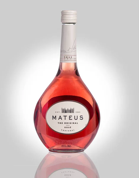 Swindon Reino Unido Junio 2020 Botella Vino Mateus Rose Sobre — Foto de Stock