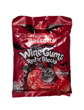SwINDON, İngiltere - 22 Haziran 2020:, Maynards Bassetts Red N Black Wine Gums paketi beyaz arka planda.