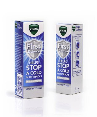 SwINDON, İngiltere - 2 Ekim 2020: Vicks First Defence burun spreyi soğuk algınlığını durdurur - klinik olarak kanıtlanmış ilk işaretlerde kullanın
