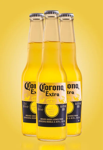 Swindon Oktober 2020 Drie Corona Extra Bierflesjes Een Lichtgele Achtergrond — Stockfoto