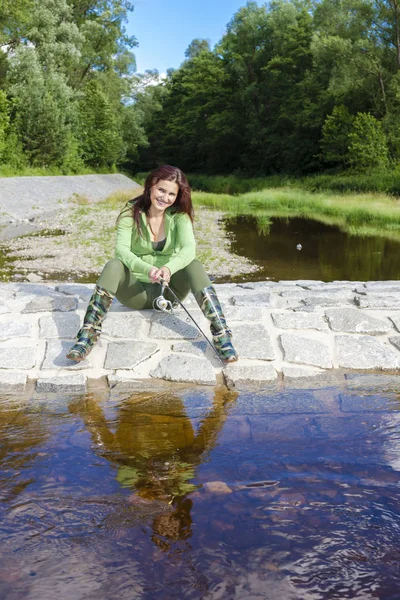 Frau Angelt Frühling Fluss — Stockfoto